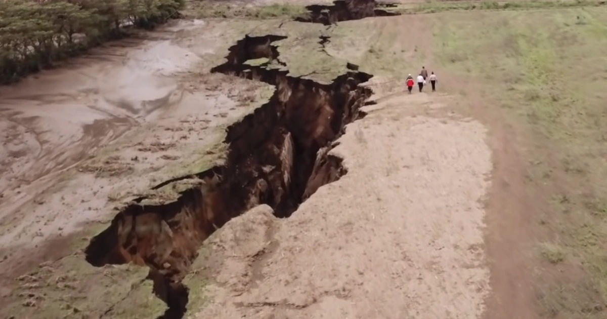 Sự xé rách của các lục địa cũng đã diễn ra trong quá khứ, khiến cho kim cương và các vật chất khác từ tận dưới lòng đất bị phun ra và lan dần ra khắp các lục địa. Sự tan rã và chia tách của các lục địa lớn đã thúc đẩy quá trình phun trào kim cương và tạo ra các hiện tượng địa chất ấn tượng.