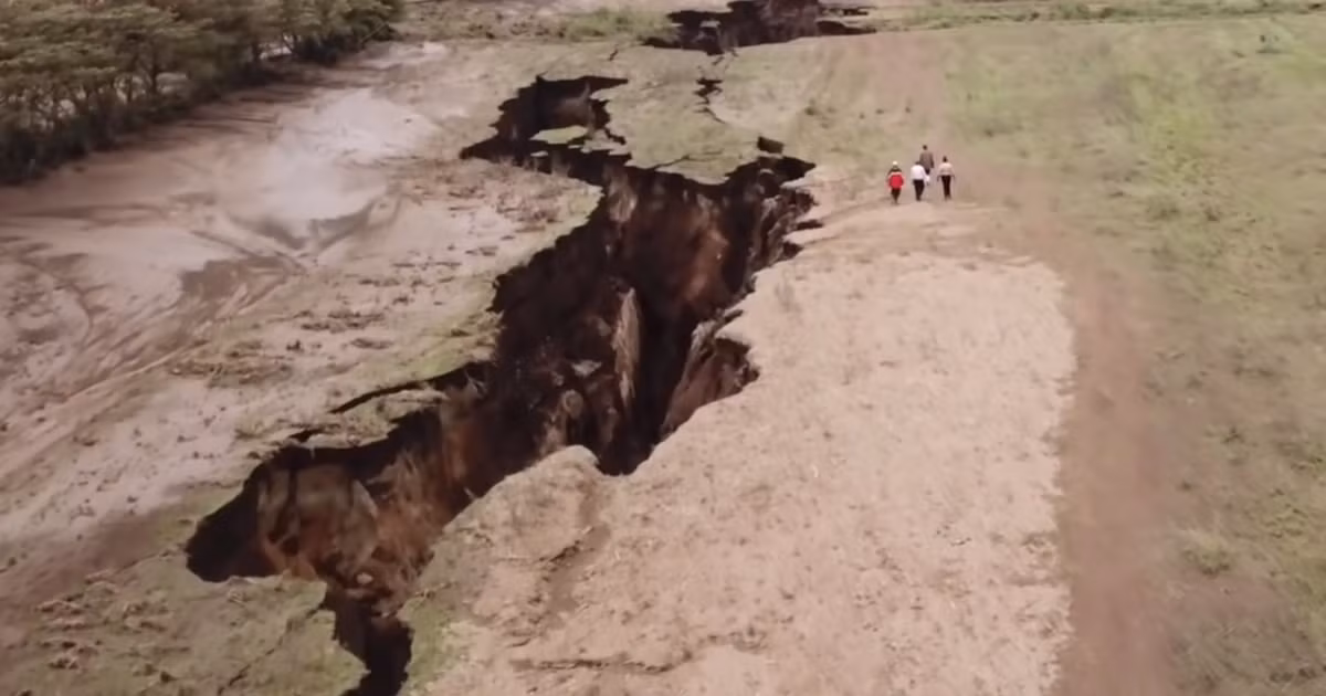 Sự xé rách của các lục địa cũng đã diễn ra trong quá khứ, khiến cho kim cương và các vật chất khác từ tận dưới lòng đất bị phun ra và lan dần ra khắp các lục địa. Sự tan rã và chia tách của các lục địa lớn đã thúc đẩy quá trình phun trào kim cương và tạo ra các hiện tượng địa chất ấn tượng.