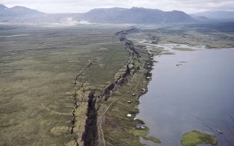 Hiện nay, Trái Đất đang có dấu hiệu của việc chia tách và xé rách để tạo ra thêm châu lục mới. Châu Phi, ví dụ, có dấu hiệu sắp nứt làm 2-3 phần và gắn vào các siêu lục địa Nam - Bắc đối nghịch.