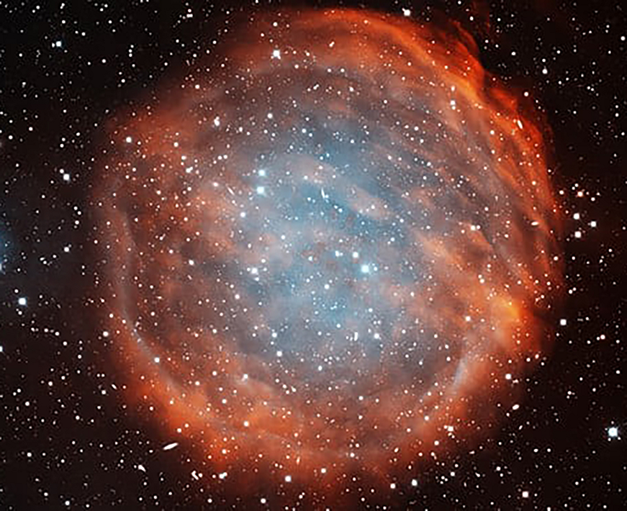 Sau khi phát nổ, ngôi sao biến thành một tinh vân hành tinh, hiển thị các nguyên tố đã tạo nên ngôi sao. Những tinh vân này cũng cung cấp vật liệu cho việc hình thành các ngôi sao mới trong tương lai.