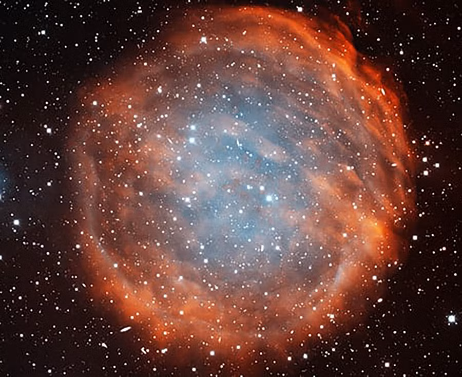 Sau khi phát nổ, ngôi sao biến thành một tinh vân hành tinh, hiển thị các nguyên tố đã tạo nên ngôi sao. Những tinh vân này cũng cung cấp vật liệu cho việc hình thành các ngôi sao mới trong tương lai.