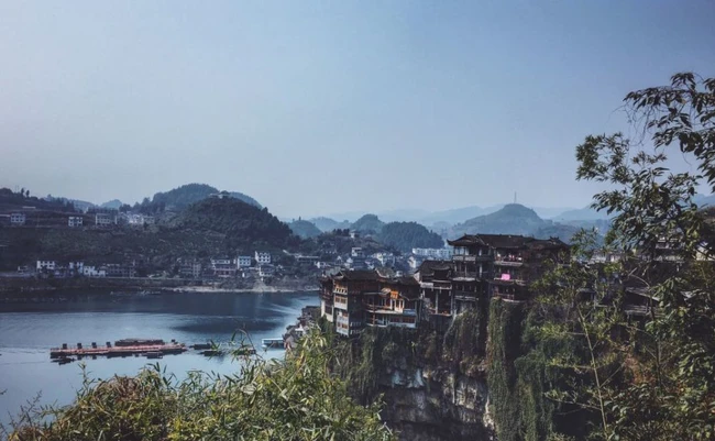 Phù Dung trấn có cảnh quan độc đáo và sơn thủy hữu tình, thu hút đông đảo du khách. Đặc biệt, thác nước ở trấn này có độ cao 60m, rộng 40m, và màu nước thay đổi theo mùa, tạo nên khung cảnh tuyệt đẹp.