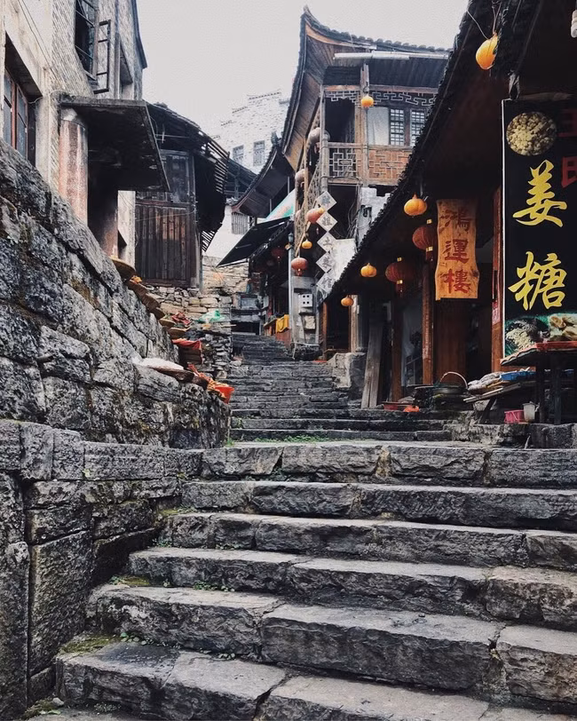 Nơi này còn sở hữu những di tích văn hóa quan trọng, như trụ đồng Khê Châu ghi lại lịch sử của người dân Thổ Gia và hậu trường quay bộ phim "Trấn Phù Dung".