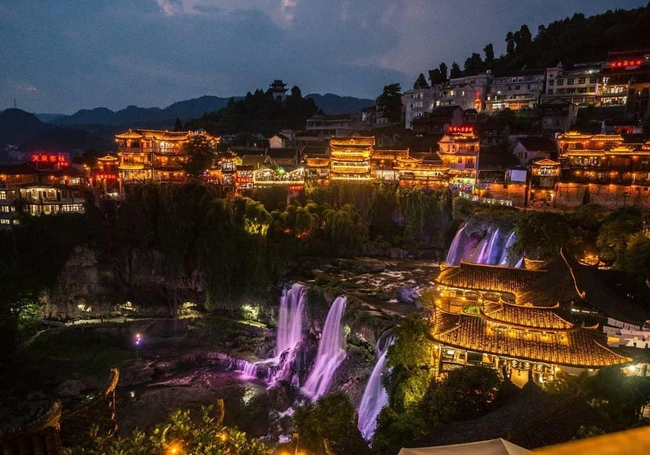 Buổi tối ở Phù Dung yên tĩnh, chỉ có tiếng nước chảy ào ào của thác nước, tạo nên cảm giác thanh tịnh.