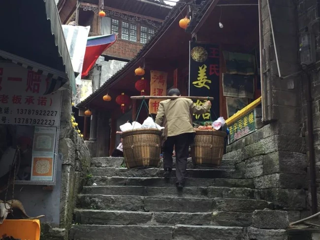 Trấn Phù Dung còn là điểm du lịch hòa nhập giữa cảnh sắc thiên nhiên và phong tục dân tộc giản dị.