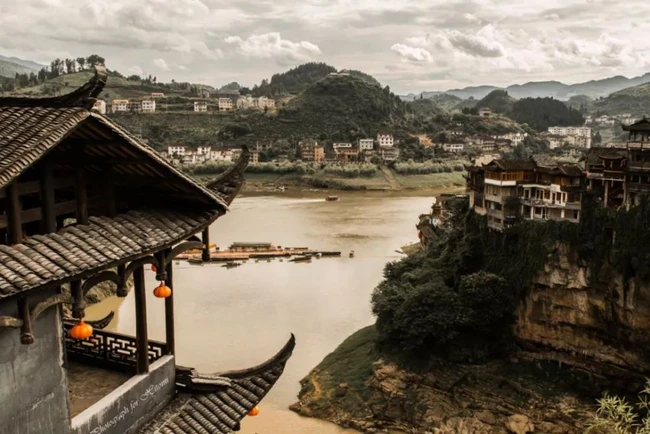 Thị trấn cổ Phù Dung đã tồn tại suốt 2.000 năm và là nơi sinh sống chủ yếu của người Thổ Gia, một trong những dân tộc thiểu số lâu đời nhất ở Trung Quốc.