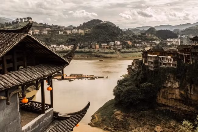 Thị trấn cổ Phù Dung đã tồn tại suốt 2.000 năm và là nơi sinh sống chủ yếu của người Thổ Gia, một trong những dân tộc thiểu số lâu đời nhất ở Trung Quốc.