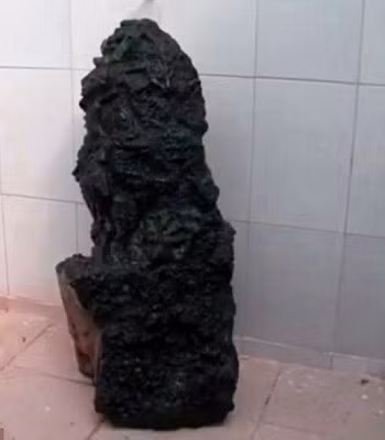 Khối ngọc bích này nặng 363 kg và được bán cho một chủ mỏ gần đó với giá trị ước tính là 305 triệu USD (hơn 7.000 tỷ đồng).