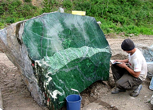 Ngọc bích là một khoáng chất quý có mật độ cao, được sử dụng phổ biến trong chạm khắc, đồ trang sức và đồ trang trí.