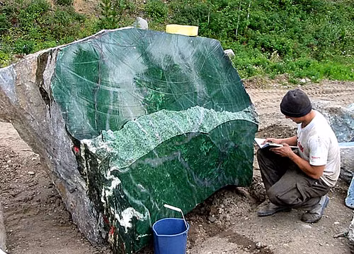 Ngọc bích là một khoáng chất quý có mật độ cao, được sử dụng phổ biến trong chạm khắc, đồ trang sức và đồ trang trí.