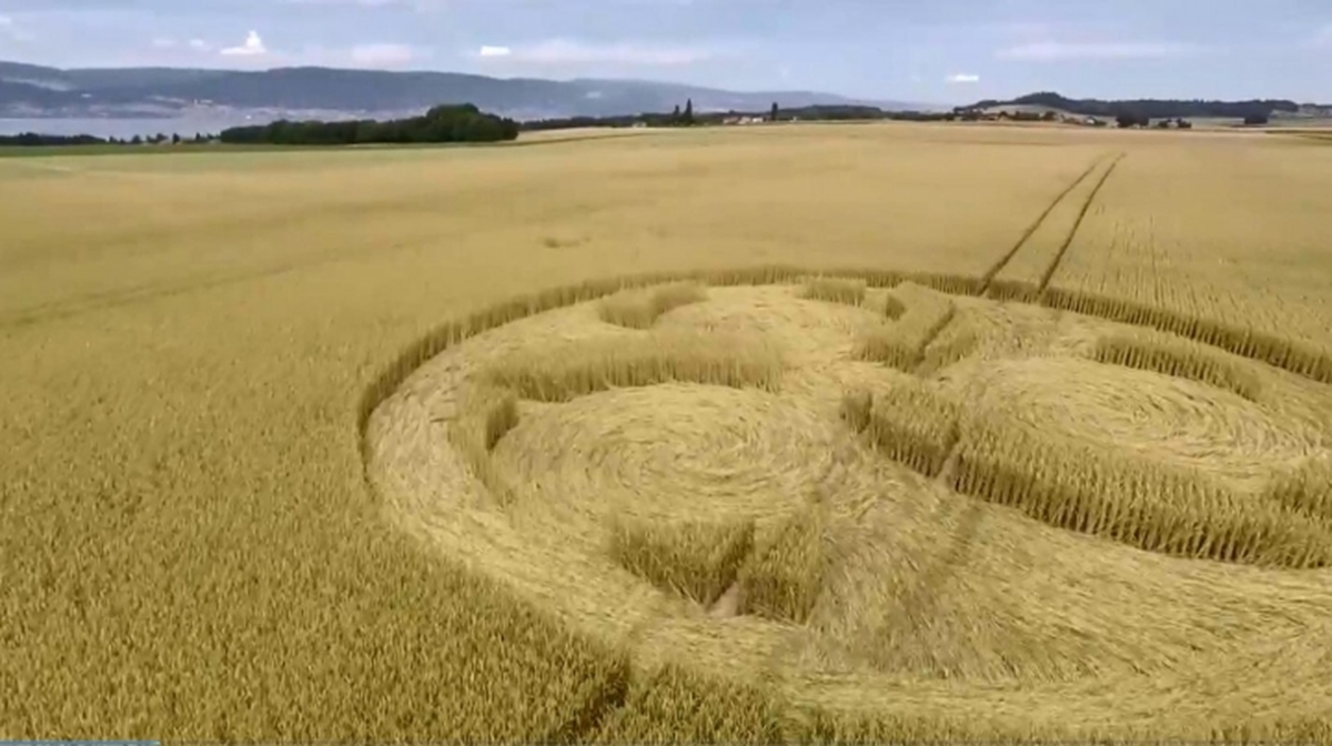 4. Vùng đồng quê ở phía Bắc nước Ý mang tên Poirino thường xuyên xuất hiện những vòng tròn kỳ lạ trên cánh đồng. Cho tới nay, các nhà khoa học vẫn chưa lý giải được hiện tượng này. Nhiều người cho rằng đây là tác phẩm của người ngoài hành tinh.