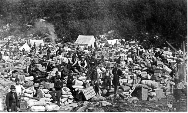 Những người may mắn tìm thấy vàng đã trở nên giàu có chỉ sau một thời gian ngắn, nhưng họ phải vượt qua nhiều khó khăn và nguy hiểm để đạt được điều này. Khai thác vàng đối mặt với mùa đông khắc nghiệt và băng giá, sự cạnh tranh khốc liệt đã khiến nhiều người phải bỏ cuộc.