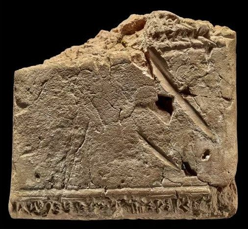 Theo tìm hiểu, nghi lễ trừ tà ở thời Babylon cổ đại rất đặc biệt. Người trừ tà sẽ làm một bức vẽ bằng đá về một người đàn ông và một người phụ nữ, chuẩn bị cho họ những nhu yếu phẩm hàng ngày, sau đó những tấm bia đá này sẽ được chôn vùi vào lúc Mặt Trời mọc.