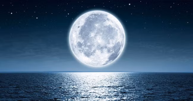  Mặt Trăng là vệ tinh tự nhiên duy nhất của Trái Đất, có vai trò quan trọng trong sự ổn định của hệ Mặt Trời. Nhiều nghiên cứu đã chứng minh tầm quan trọng của Mặt Trăng đối với Trái Đất, bao gồm tạo ra thủy triều và duy trì trục quay của Trái Đất.