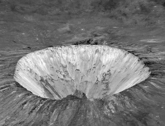 Nhóm nghiên cứu thuộc đại học Baylor dẫn đầu bởi Peter B. Jame đã phân tích những thay đổi của lực hấp dẫn xung quanh Mặt Trăng và phát hiện ra một khối lượng lớn kim loại nằm dưới bề mặt của nó.