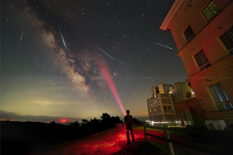 Tuy mưa sao băng Perseids mang đến một trải nghiệm thiên văn hấp dẫn, người quan sát cần lưu ý các yếu tố như mây, mưa và Mặt Trăng, vì chúng có thể làm giảm khả năng quan sát sao băng. Dù vậy, với sự sẵn sàng và tư duy chiêm ngưỡng, người yêu thiên văn tại Việt Nam sẽ có cơ hội tận hưởng màn trình diễn thiên nhiên hoành tráng trên bầu trời đêm và khám phá những vẻ đẹp kỳ diệu của vũ trụ.