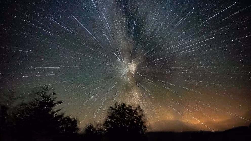  Mưa sao băng Perseids là một trong những hiện tượng thiên văn đẹp và ấn tượng nhất trong năm, hấp dẫn sự quan tâm và mong đợi của những người yêu thích thiên văn tại Việt Nam và trên toàn thế giới. Hiện tượng này xuất hiện thường niên vào tháng 8, khi Trái Đất đi qua các mảnh vụn băng đá của sao chổi Swift-Tuttle, tạo nên những vệt sao sáng rực trên bầu trời đêm.