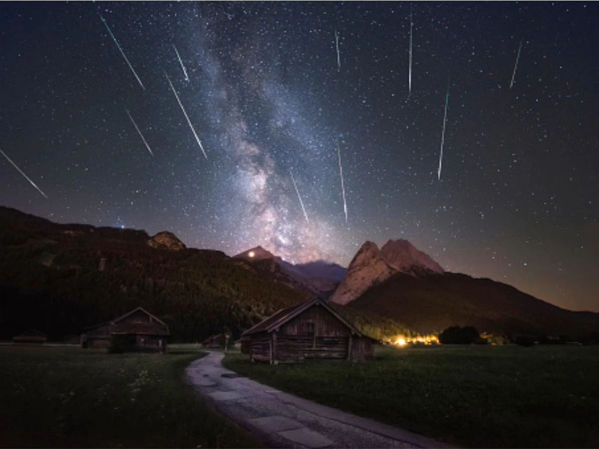Mưa sao băng Perseids năm nay dự kiến sẽ đạt cực đại vào ngày 12-13 tháng 8. Trong thời điểm này, số lượng sao băng một giờ có thể lên tới 150 - 200 vệt vào những năm xuất hiện trận mưa sao băng này với điều kiện bầu trời không bị ảnh hưởng bởi ánh trăng. Trung bình, người quan sát có thể chiêm ngưỡng khoảng 100 sao băng mỗi giờ vào thời gian cực đại của Perseids.