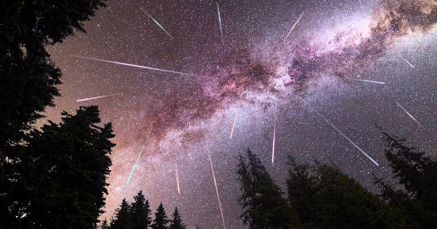 Để quan sát mưa sao băng Perseids, không cần sử dụng bất kỳ dụng cụ nào như kính thiên văn hay ống nhòm. Bạn chỉ cần chọn một không gian đủ tối, yên tĩnh và thoáng đãng, sau đó để mắt thích nghi trong bóng tối khoảng 30 phút. Nhìn thấy những vệt sao sáng băng qua bầu trời khá nhanh là trải nghiệm thú vị, và việc sử dụng kính thiên văn có thể làm giảm khả năng quan sát sao băng.