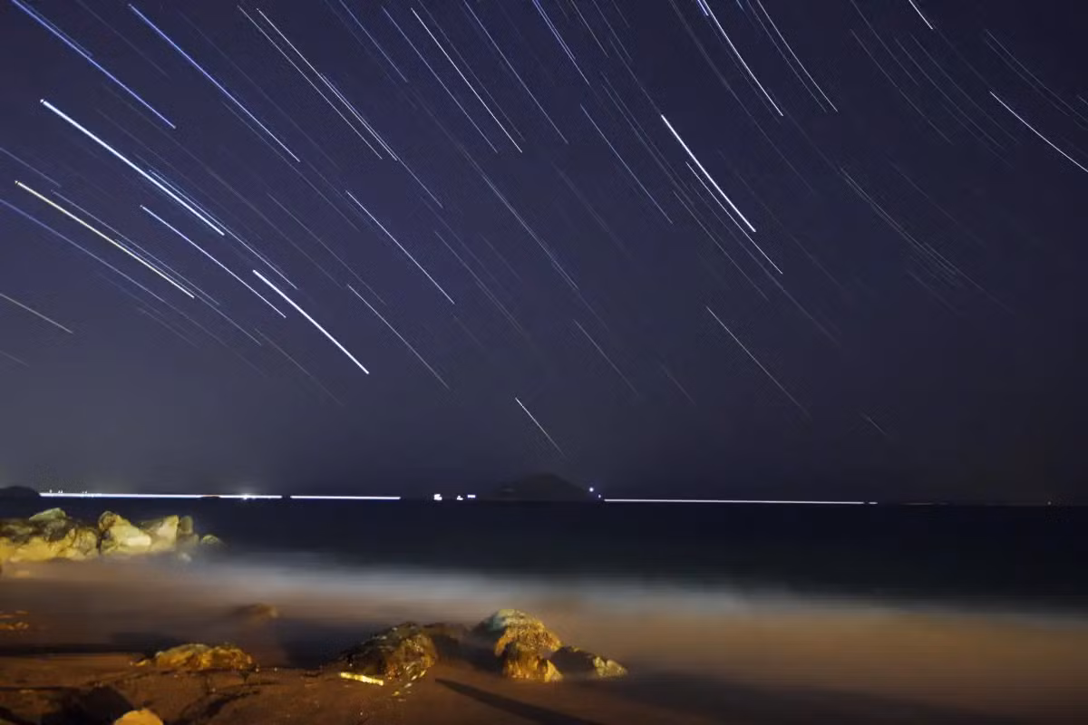 Mưa sao băng Perseids có nguồn gốc từ sao chổi Swift-Tuttle, được phát hiện lần đầu tiên bởi hai nhà thiên văn học Lewis Swift và Horace Tuttle vào năm 1862. Sao chổi này có chu kỳ 133 năm và lần cuối cùng nó ghé qua Trái Đất là vào năm 1992.