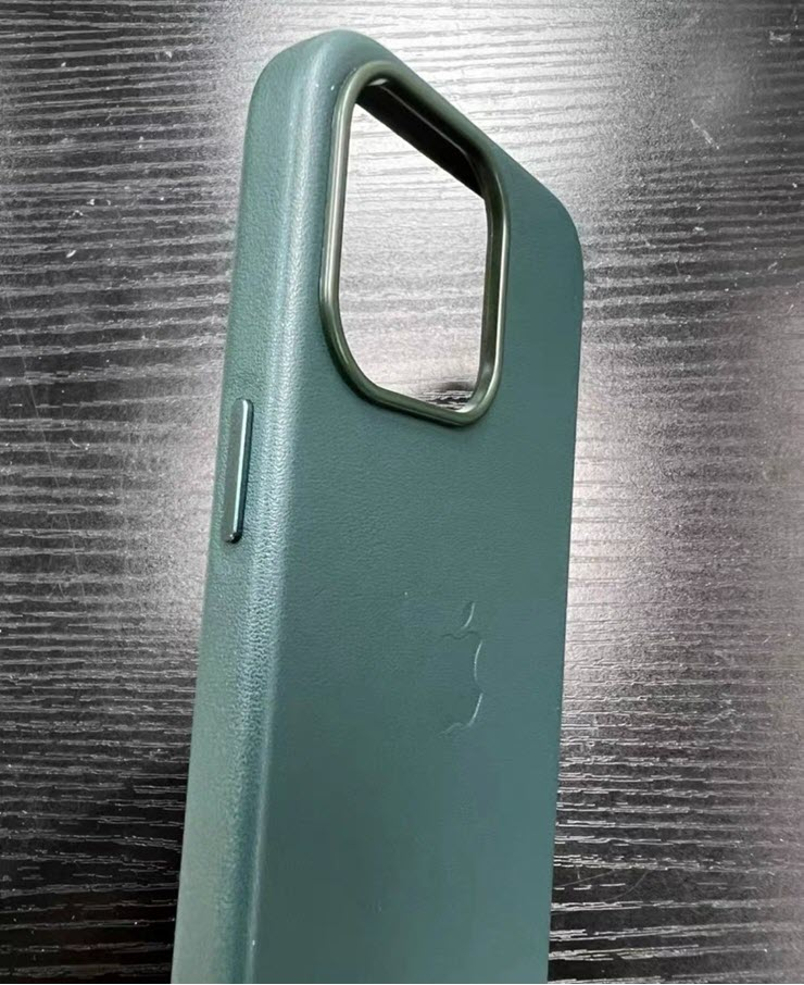 Các hình ảnh này được cho là dựa trên thiết kế ốp lưng của iPhone 15 Ultra, và có sự thay đổi lớn về việc loại bỏ nút gạt tắt âm thanh và thay thế bằng một nút "Action" mới. Điều này đã tạo ra nhiều tin đồn về việc Apple sẽ thực hiện thay đổi này trong mẫu điện thoại cao cấp của họ trong năm 2023.