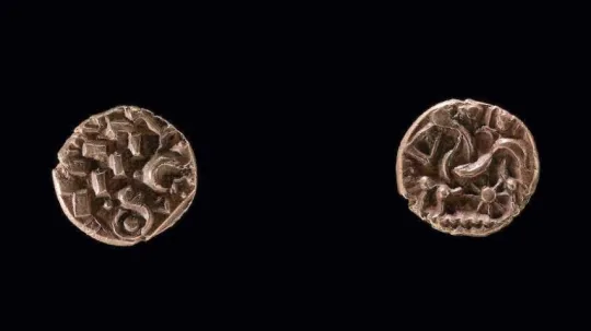 Tim Watson, người đã tìm thấy 10 đồng tiền còn lại, cho biết anh mới bắt đầu sử dụng máy phát hiện kim loại gần đây và đã tìm thấy đồng tiền vàng đầu tiên trong lần thử nghiệm. Anh đã tiếp tục tìm thấy thêm 9 đồng tiền khác trong những tuần tiếp theo và anh đã quyết định nâng cấp thiết bị của mình để tiếp tục tìm kiếm. 