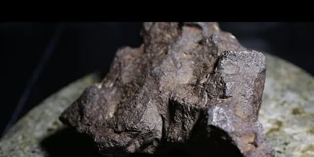 Tuy nhiên, suốt 80 năm, không ai biết về giá trị thực sự của tảng đá và " báu vật" này vẫn được sử dụng như một vật chặn cửa.