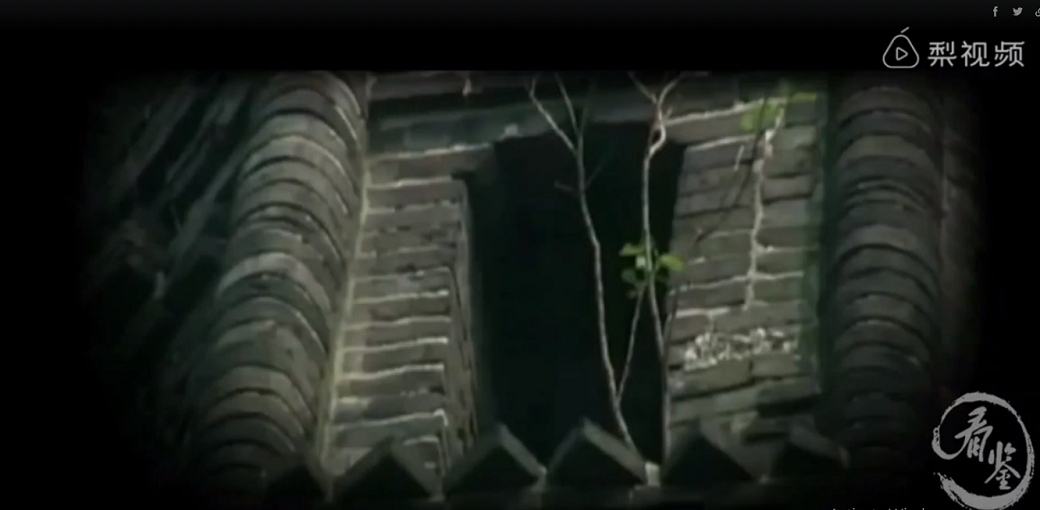 Thêm vào đó, tháp được xây dựng với hai lớp tường bao liên kết với nhau. Điều này giúp tăng khả năng chịu lực và cân bằng trọng lượng của tháp.