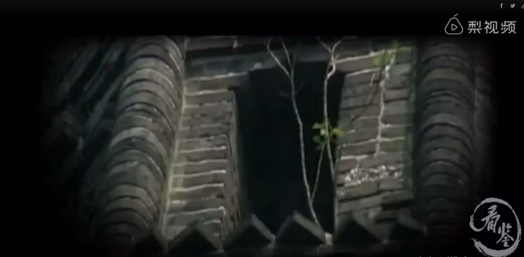 Thêm vào đó, tháp được xây dựng với hai lớp tường bao liên kết với nhau. Điều này giúp tăng khả năng chịu lực và cân bằng trọng lượng của tháp.