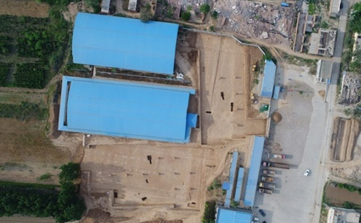 Trong mộ, không có nhiều đồ vật quý giá, chỉ có một số sản phẩm đồ sắt và đồ gốm đơn giản. Điều này cho thấy Tào Tháo chấp nhận không chôn cất cùng với vàng bạc và trang sức quý giá để đảm bảo sự hài hòa xã hội và không gây lãng phí tài nguyên.