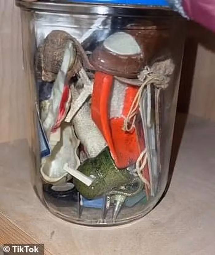 Trên tường của căn hầm, có hai cái tên "Joe" và "John" với một biểu tượng màu đen bên dưới. Julia không thể hiểu ý nghĩa của biểu tượng này và không rõ vì sao những cái tên này lại xuất hiện ở đó. Trên tờ giấy cảnh báo, có ghi ngày nhà được diệt mối vào ngày 7/6/1993, tức là cách đây 30 năm.