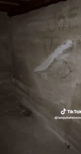 Cô cũng tìm thấy một chiếc lọ thủy tinh chứa những món đồ như xe ô tô đồ chơi và một con chim đồ chơi, có vẻ như là bộ sưu tập của một cô bé, cậu bé nào đó.