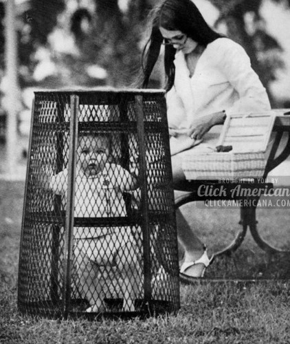 Vào thế kỷ 20, một chiếc "lồng" được con người sáng chế để trẻ em không chạy lung tung trong khi bố mẹ có chút thời gian nghỉ ngơi. Bức ảnh này được chụp tại một công viên của Mỹ vào năm 1969.