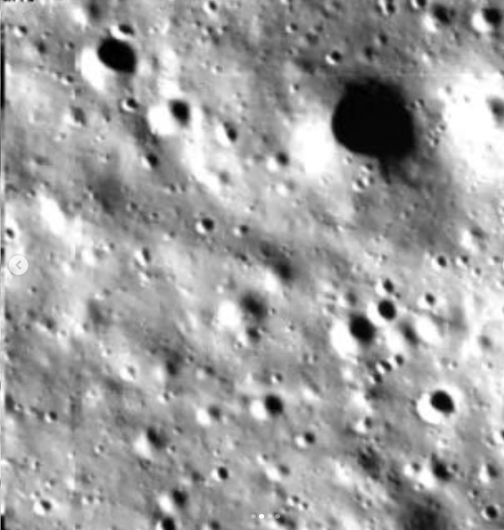 Ngoài ra, tài khoản Instagram của nhiệm vụ Chandrayaan-3 cũng đăng tải bốn bức ảnh khác của bề mặt Mặt Trăng trước khi tàu hạ cánh. Những hình ảnh này tiết lộ nhiều đặc điểm địa chất, trong đó có những miệng hố va chạm khổng lồ bị bóng tối che phủ ở nhiều mức độ trên Mặt Trăng.