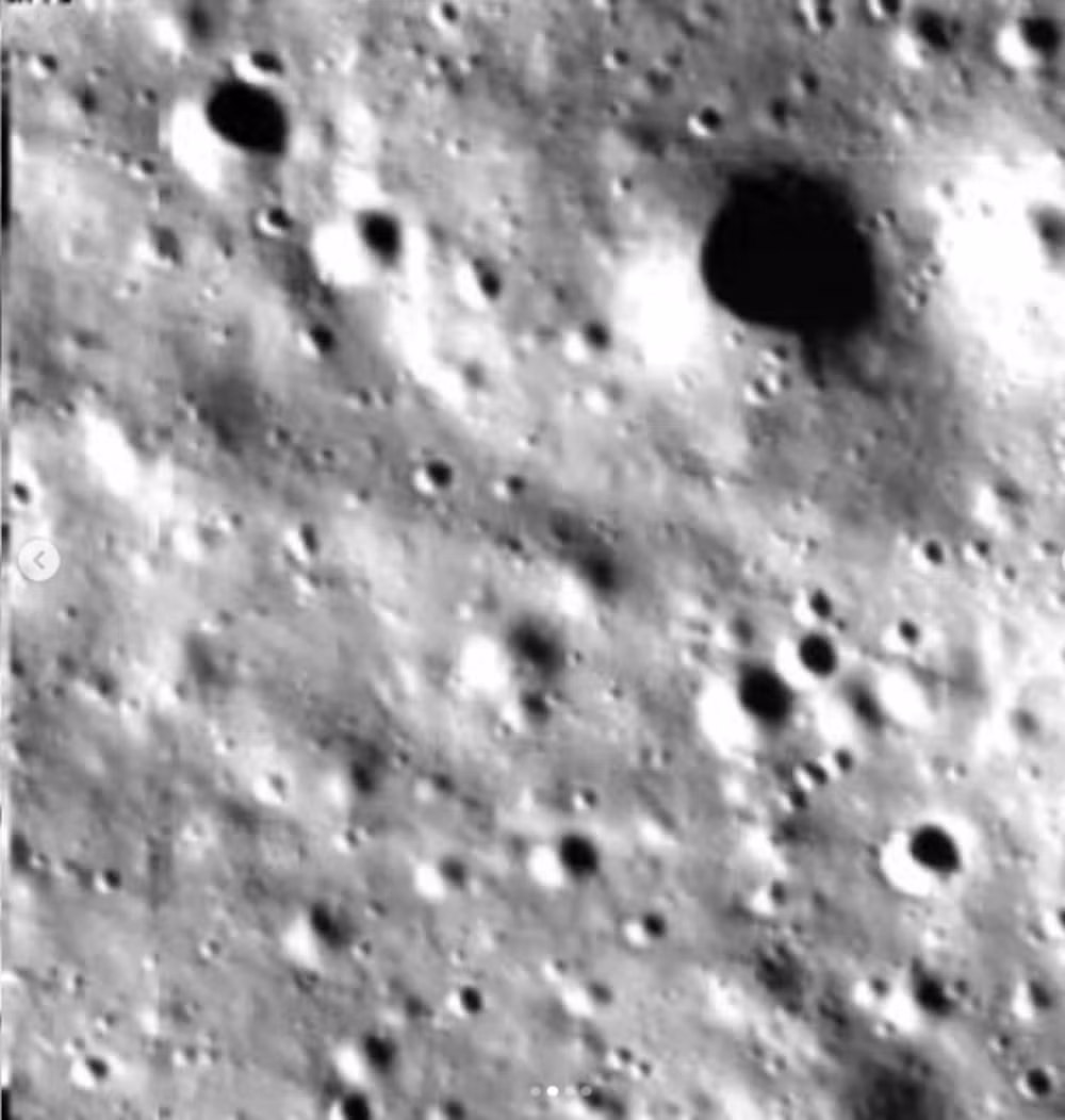Ngoài ra, tài khoản Instagram của nhiệm vụ Chandrayaan-3 cũng đăng tải bốn bức ảnh khác của bề mặt Mặt Trăng trước khi tàu hạ cánh. Những hình ảnh này tiết lộ nhiều đặc điểm địa chất, trong đó có những miệng hố va chạm khổng lồ bị bóng tối che phủ ở nhiều mức độ trên Mặt Trăng.