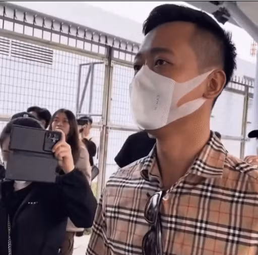 Mot nhan vat noi tieng tren mang xuat hien o san bay, fan vay kin-Hinh-2