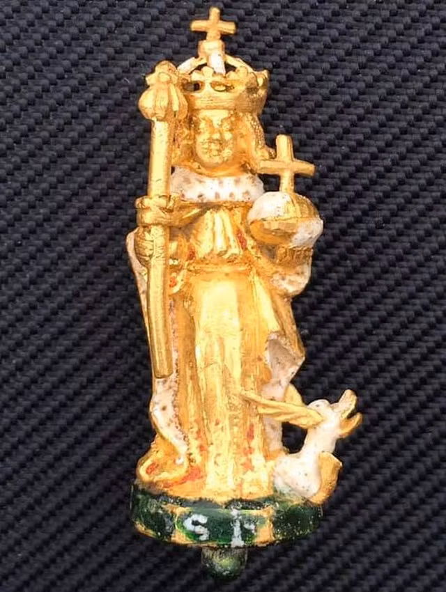 Sau khi thám hiểm trong một khoảng thời gian, máy dò kim loại của anh bất ngờ phát hiện tín hiệu mạnh, dẫn anh đến khám phá một vật gì đó kẹt sâu dưới lòng đất vài chục centimet. Sau khi đào bới cẩn thận, Kevin Duckett đã phát hiện một báu vật, đó là một bức tượng bằng vàng có chiều cao khoảng 6,4 cm.