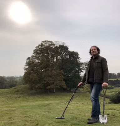 Kevin Duckett là một dân nghiệp dư đam mê dò kim loại, sống tại Market Harborough, Northamptonshire, Vương Quốc Anh. Trong một ngày đẹp trời, anh quyết định mang máy dò kim loại đi dạo trên cánh đồng để tìm kiếm các món đồ thất lạc.