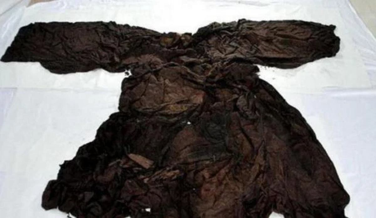 Sau khi thẩm định, họ nhận ra rằng chiếc áo này thuộc về một người phụ nữ.