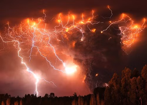 Ngoài ra, nhà sử học Giles Gasper nhấn mạnh: “Mô tả của tu sĩ Gervase về quả cầu lửa trên sông Thames ngày 7/6/1195 là một mô tả hoàn toàn thuyết phục”. Suốt nhiều thấp kỷ qua nhiều bằng chứng tiếp tục được ghi nhận về hiện tượng này.