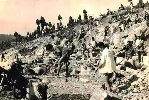 Ban đầu, một đơn vị quân đội Trung Quốc đã đề xuất phá núi để lấy đá hoa cương, bất chấp ngôi mộ cổ nằm trong khu vực đó. Sau khi được phê duyệt, hơn 200 người tham gia vào việc phá núi để đạt được mục tiêu.