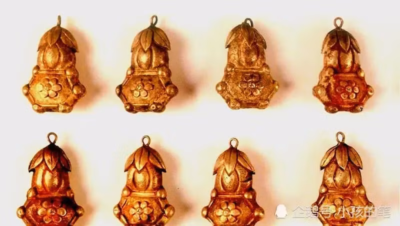 Các vật phẩm văn hóa quý hiếm bao gồm 5 bảo vật bằng vàng, 23 cổ vật bằng bạc, 5 món đồ ngọc quý, cùng nhiều loại vật liệu như mã não, hổ phách và 3 chiếc quạt xếp. Ước tính tổng giá trị của các cổ vật này có thể lên đến 200 triệu NDT (khoảng 660 tỷ đồng).