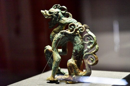 Tuy nhiên, ông bị đánh thức giữa đêm bởi tiếng động lạ. Sau khi tìm kiếm, ông phát hiện ra tiếng kêu đó bắt nguồn từ vật thể con rồng. Tiếng kêu này ngày càng lớn dần, giống như tiếng khóc kỳ lạ từ rừng hoang dã.