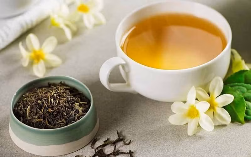 Tuy nhiên trà hoa nhài có chứa hàm lượng caffeine khá cao nên cần thận trọng khi dùng cho người mẫn cảm với thành phần này và phụ nữ đang mang thai.