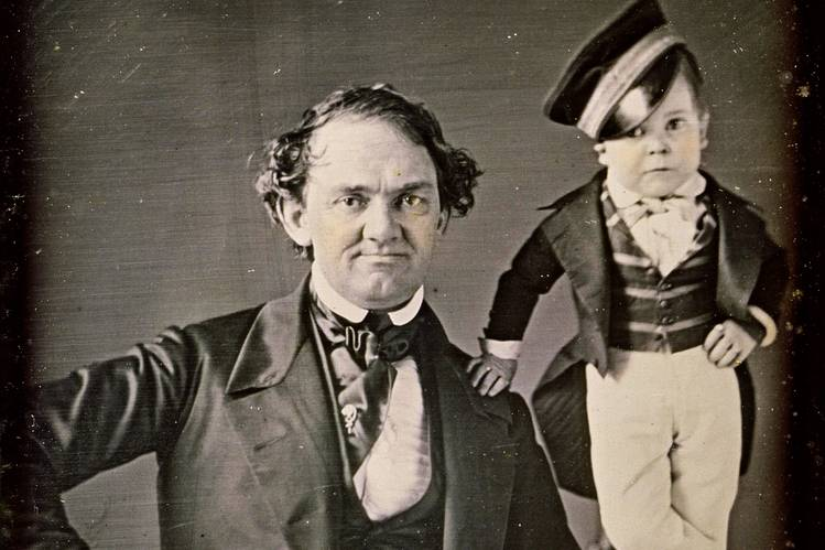 Tuy nhiên, câu chuyện về Kap Dwa bị nghi ngờ về tính xác thực. Có những quan điểm cho rằng Kap Dwa có thể là một trò lừa bịp, đặc biệt khi liên quan đến doanh nhân xiếc nổi tiếng tên Phineas Taylor Barnum, người thường trưng bày các sinh vật bí ẩn để thu hút sự chú ý.