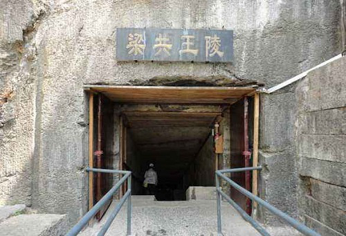 Lương Hiếu Vương (Lưu Vũ) là em ruột của Hán Cảnh Đế Lưu Khải và là một trong những chư hầu vương có thế lực mạnh nhất thời đó, sở hữu tới 40 thành trì. Khi ông qua đời, lăng mộ của Lương Hiếu Vương được điều trang rất xa hoa và sang trọng.