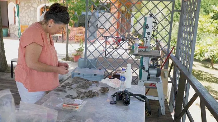 Các nhà khoa học vẫn đang tìm hiểu tại sao cư dân ngôi làng cổ này cần xây dựng các công sự phòng thủ phức tạp như vậy và đang tìm kiếm câu trả lời cho điều này.