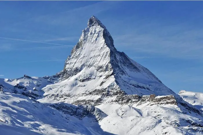 Mặc dù có nhiều nhà khoa học đã lên tiếng nhưng vẫn có nhiều người vẫn cho rằng, "kim tự tháp" ở Nam Cực này là công trình của người ngoài hành tinh để lại. (Ảnh: Oddity Central)