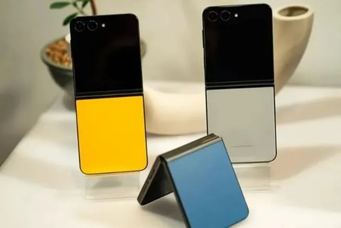 Cùng với 4 màu sắc cơ bản nêu trên, Samsung còn ra mắt thêm 3 phiên bản màu độc quyền cho Z Flip5 đó là màu Ghi urban, Xanh downtown (Xanh dương), Xanh camper (Xanh lá) và Vàng mustard.