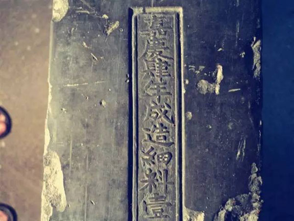 Việc sản xuất một viên "gạch vàng" mất đến 720 ngày và đi qua nhiều công đoạn phức tạp, đòi hỏi tay nghề tinh vi của những nghệ nhân.